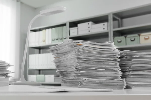 Pilhas de documentos na mesa no escritório — Fotografia de Stock