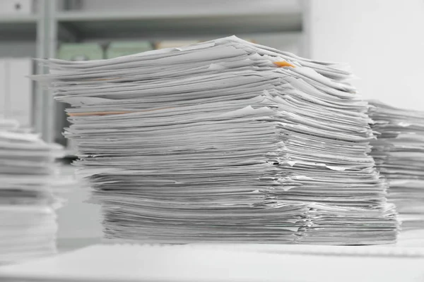 Stosy dokumentów na stole w biurze — Zdjęcie stockowe