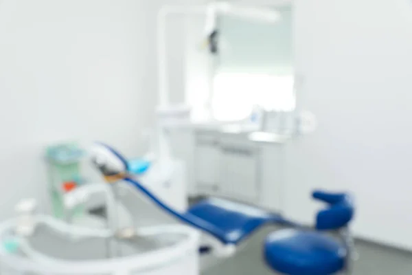 Suddig syn på tandläkare kontor interiör med stol och utrustning — Stockfoto