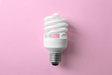 Pembe arka plan üzerinde yeni floresan lamba ampul, üst görünüm