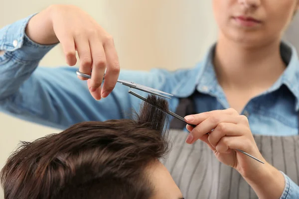 Barbier faire coiffure élégante avec des ciseaux professionnels dans le salon de beauté, gros plan — Photo