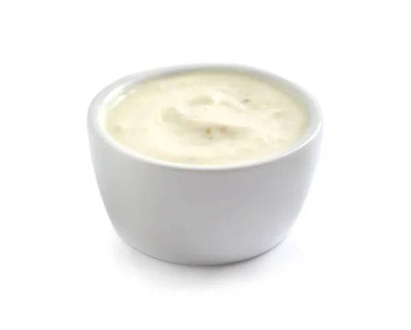 Вкусный соус в миске на белом фоне — стоковое фото