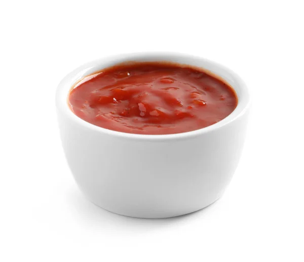 Deliciosa salsa de tomate en tazón sobre fondo blanco — Foto de Stock