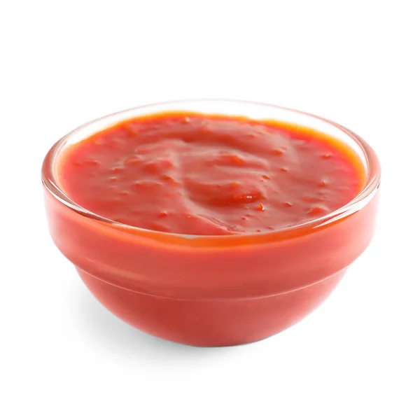 Вкусный томатный соус в миске на белом фоне — стоковое фото