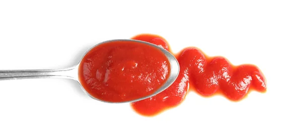 Delicioso molho de tomate e colher no fundo branco, vista superior — Fotografia de Stock