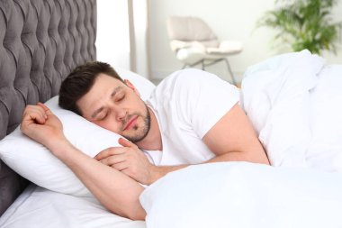 Yakışıklı adam evde yastıkta uyuyor. Yat -madan