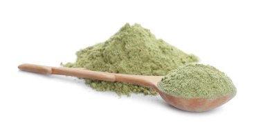 Beyaz izole buğday çim tozu ile Kaşık