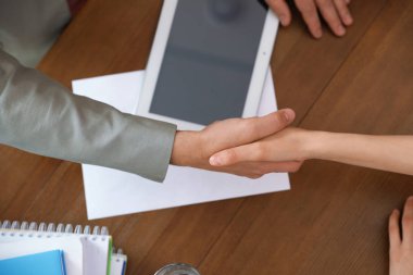 İş ortakları Toplantı sonrası masada el sallayarak, üst görünüm