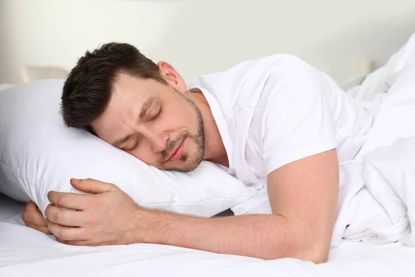 Un hombre guapo durmiendo sobre una almohada en casa. Hora de dormir —  Fotos de Stock