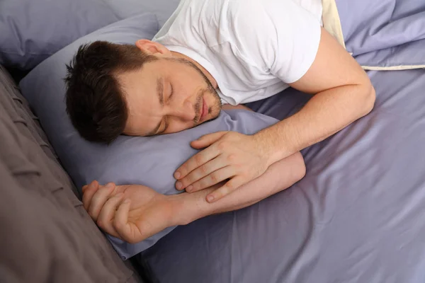 Yakışıklı adam evde yastıkta uyuyor. Yat -madan — Stok fotoğraf