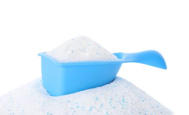 Beyaz arka planda çamaşır deterjanı ile kepçeölçümü