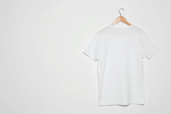 Percha con camiseta en blanco sobre fondo blanco. Prepárate para el diseño — Foto de Stock
