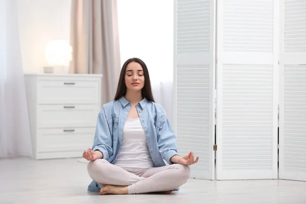 Genç kadın evde yerde meditasyon yaptı. Zen konsepti — Stok fotoğraf