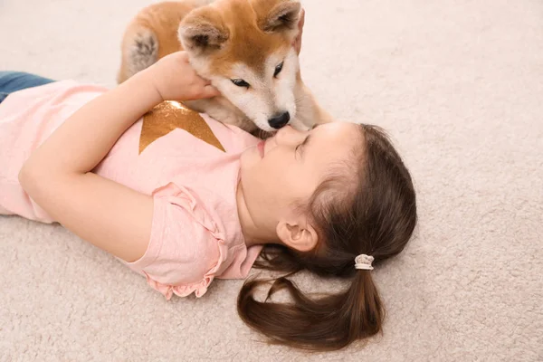 Fille heureuse avec Akita Inu chien sur le sol. Petits amis — Photo
