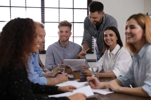 Portret van vrijwilligers die vergadering hebben in Office — Stockfoto