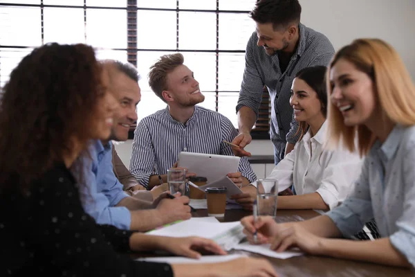 Portret van vrijwilligers die vergadering hebben in Office — Stockfoto