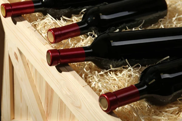 Caja de madera con botellas de vino, primer plano —  Fotos de Stock