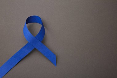 Gri arka planda mavi şerit, metin için alan içeren üst görünüm. Sosyal ve tıbbi sorunların sembolü