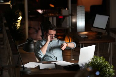 Genç adam ofiste çalışma gece