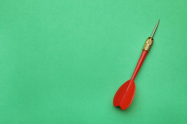 Yeşil arka planda kırmızı ok oku, metin için boşluk ile üst görünüm