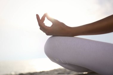 Genç kadın sahilde zen meditasyon uyguluyor, yakın çekim. Metin için alan