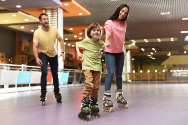 Paten pistinde mutlu aile vakit geçiriyor