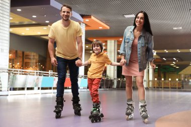 Paten pistinde mutlu aile vakit geçiriyor