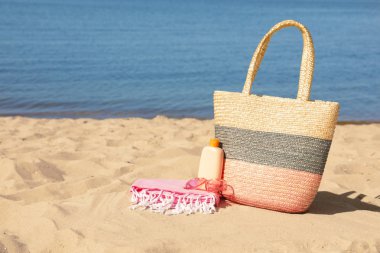 Denize yakın kumlu şık plaj aksesuarları. Metin alanı