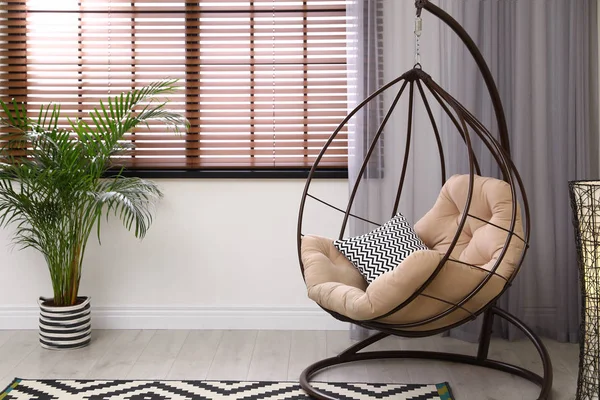 部屋の内部の枕が付いている快適なスイング椅子 — ストック写真