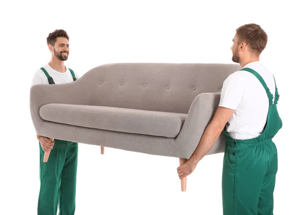 Giovani lavoratori che trasportano divano isolato su bianco. Servizio in movimento — Foto Stock
