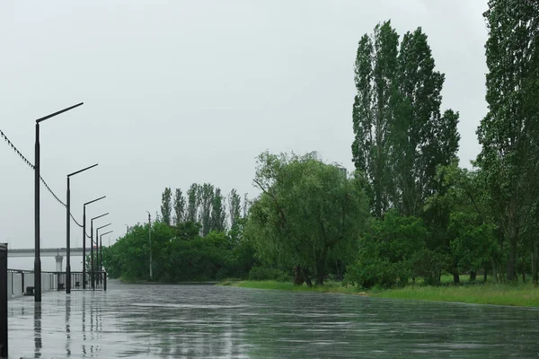 Terraplén de la ciudad vacía bajo fuertes lluvias en el día de primavera — Foto de Stock