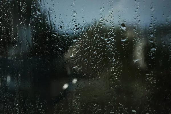 Vista borrosa desde la ventana en el día lluvioso — Foto de Stock