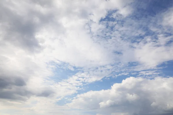 Nádherný pohled na modrou oblohu s načechraných bílých mračen — Stock fotografie
