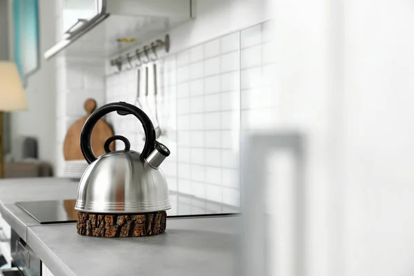 Moderne waterkoker op keuken teller binnenshuis, ruimte voor tekst — Stockfoto