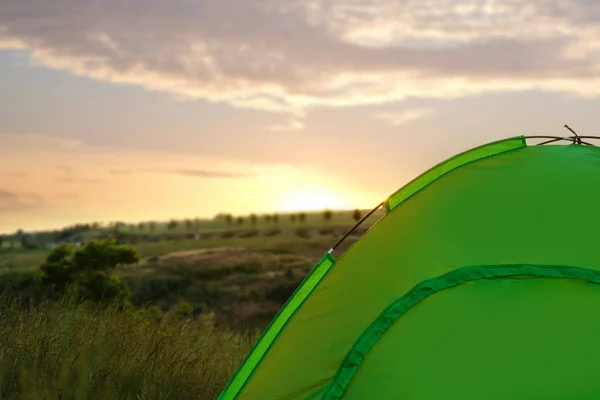 Tenda de acampamento moderna em deserto ao pôr-do-sol. Espaço para texto — Fotografia de Stock