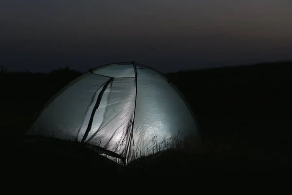 Tenda moderna illuminata dall'interno nella natura selvaggia di notte, spazio per il testo. Pernottamento campeggio — Foto Stock