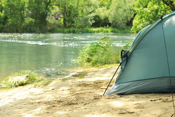 Moderne kampeertent op rivieroever in Wilderness. Ruimte voor tekst — Stockfoto