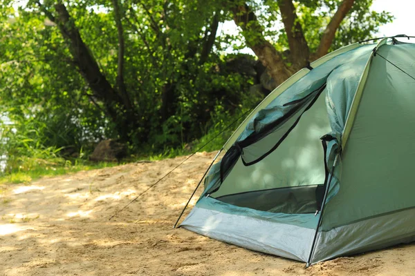 Modernes Zeltlager in der Nähe von Bäumen in der Wildnis — Stockfoto