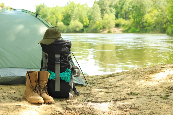 Moderna tenda da campeggio e attrezzature sulla riva del fiume. Spazio per testo — Foto Stock