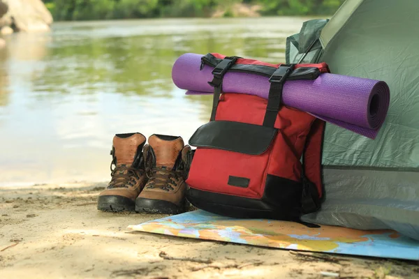 Modernt camping tält och utrustning på Riverbank. Utrymme för text — Stockfoto