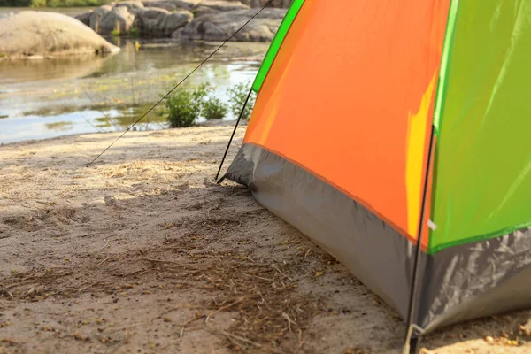 Modernt camping tält på Riverbank. Utrymme för text — Stockfoto