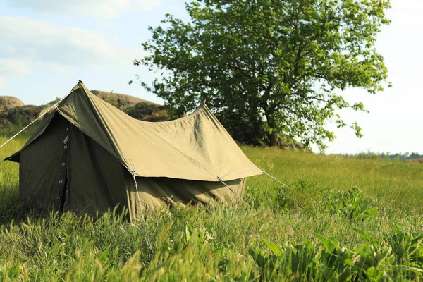 晴れた日に緑のフィールドでキャンプテント。テキスト用のスペース — ストック写真