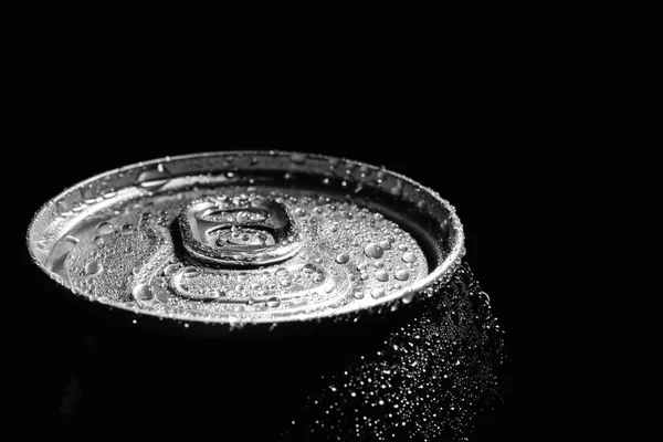 Lata de alumínio de bebida coberta com gotas de água no fundo preto, close-up — Fotografia de Stock