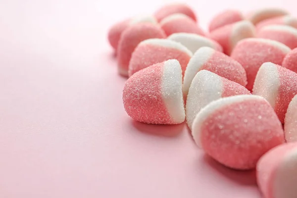 Close-up van zoete gelei snoepjes op roze achtergrond. Ruimte voor tekst — Stockfoto