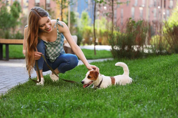 Jeune femme avec adorable Jack Russell Terrier chien en plein air — Photo