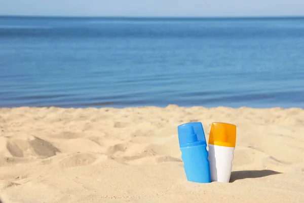 Üveg Sunblock a strandon homokos tenger közelében. Szóköz a szöveghez — Stock Fotó