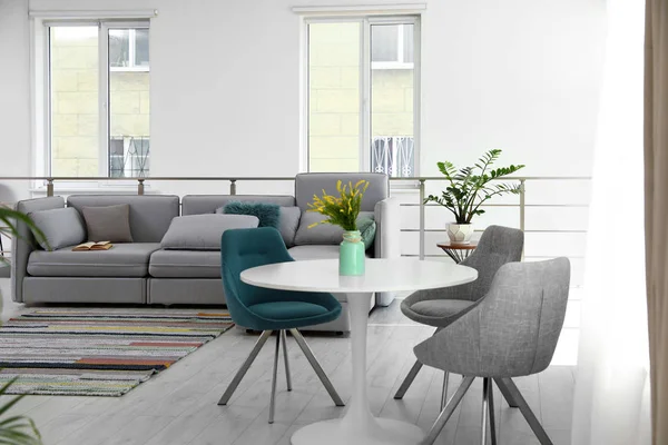 Современный интерьер гостиной с круглым столом и стильными стульями — стоковое фото