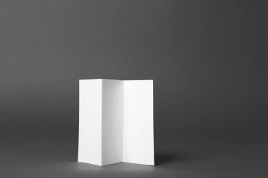 Koyu gri arka plan üzerine boş broşür. Tasarım için alay