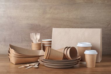 Ahşap masa üzerinde yeni kağıt bulaşık. Eko yaşam