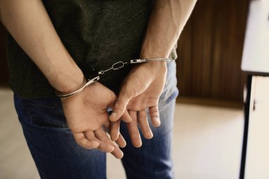 Adam içeride kelepçeli, büyük bakış. Ceza hukuku